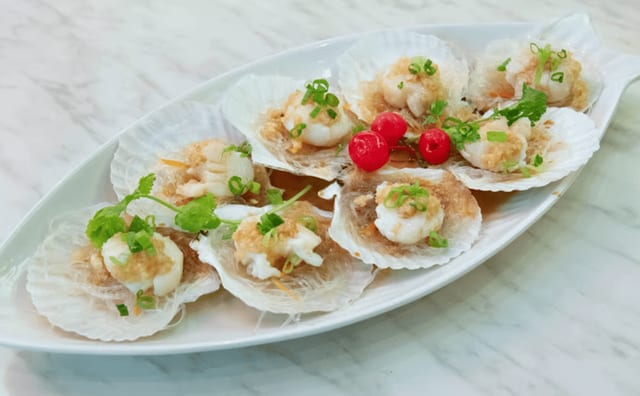 Steamed Scallop with Rice Noodle.